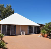 Osprey Holiday Village Unit 110 - Wake up to the birds in your 4 poster bed with a view - Accommodation Broome