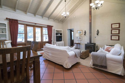 Thistle Hill Guesthouse - Walk To Many Wineries And Restaurants - Accommodation Broome 32