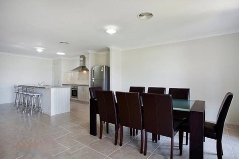 Jindabyne Executive - Accommodation Broome 3