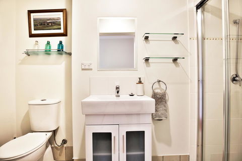 Hayes Beach House I Award Winner I 4 Mins To Beach - Accommodation Broome 14