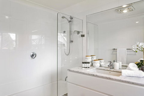 Summery, Spacious 4 Bed Home In Kurraba Point - Accommodation Broome 8