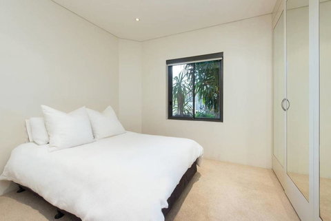 STUNNING MANLY VIEWS - Accommodation Broome 8