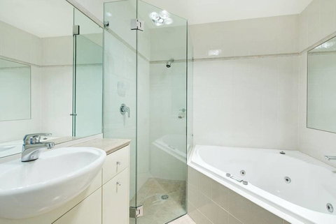 STUNNING MANLY VIEWS - Accommodation Broome 1