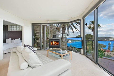 STUNNING MANLY VIEWS - Accommodation Broome 4