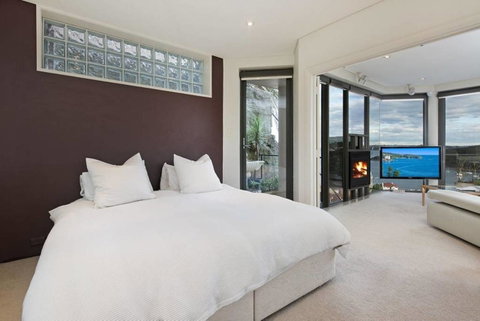 STUNNING MANLY VIEWS - Accommodation Broome 7