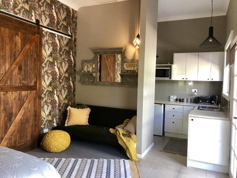 Chanticleer Gardens Barn Cottage With A Pool - Accommodation Broome 19