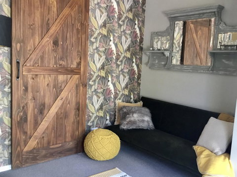 Chanticleer Gardens Barn Cottage With A Pool - Accommodation Broome 7