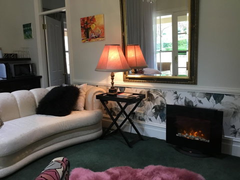 Chanticleer Gardens Barn Cottage With A Pool - Accommodation Broome 42