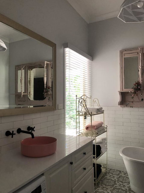Chanticleer Gardens Barn Cottage With A Pool - Accommodation Broome 33