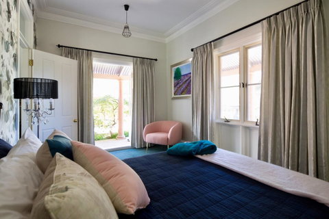 Chanticleer Gardens Barn Cottage With A Pool - Accommodation Broome 36