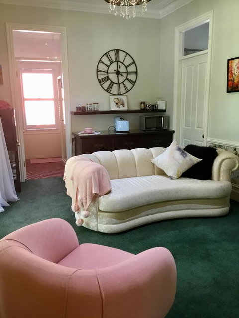 Chanticleer Gardens Barn Cottage With A Pool - Accommodation Broome 41