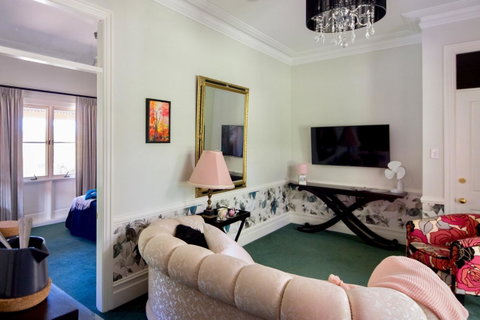 Chanticleer Gardens Barn Cottage With A Pool - Accommodation Broome 44