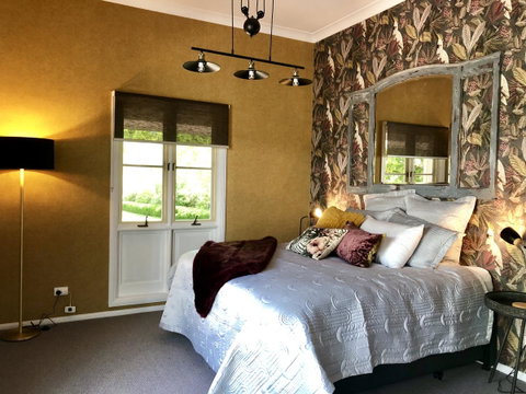 Chanticleer Gardens Barn Cottage With A Pool - Accommodation Broome 18