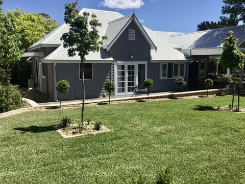 Chanticleer Gardens Barn Cottage With A Pool - Accommodation Broome 9