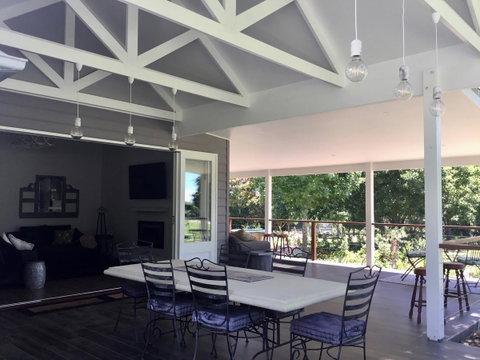 Chanticleer Gardens Barn Cottage With A Pool - Accommodation Broome 11