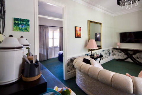 Chanticleer Gardens Barn Cottage With A Pool - Accommodation Broome 43