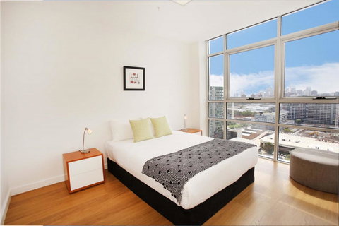 Gadigal Groove - Modern And Bright 3BR Executive Apartment In Zetland With Views - Accommodation Broome 5