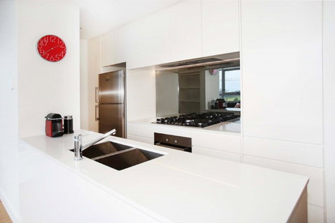 Gadigal Groove - Modern And Bright 3BR Executive Apartment In Zetland With Views - Accommodation Broome 3