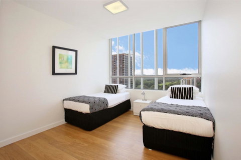 Gadigal Groove - Modern And Bright 3BR Executive Apartment In Zetland With Views - Accommodation Broome 6
