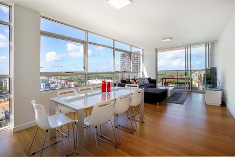 Gadigal Groove - Modern And Bright 3BR Executive Apartment In Zetland With Views - Accommodation Broome 1