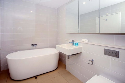 Gadigal Groove - Modern And Bright 3BR Executive Apartment In Zetland With Views - Accommodation Broome 8