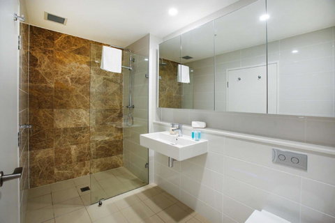 Gadigal Groove - Modern And Bright 3BR Executive Apartment In Zetland With Views - Accommodation Broome 7
