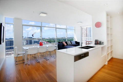 Gadigal Groove - Modern And Bright 3BR Executive Apartment In Zetland With Views - Accommodation Broome 2