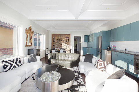 Art Deco Apartment With Breathtaking Water Views - Accommodation Broome 7