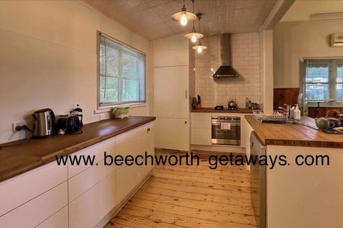 Cherry Blossom Cottage - Beechworth-Getaways - Accommodation Broome 1