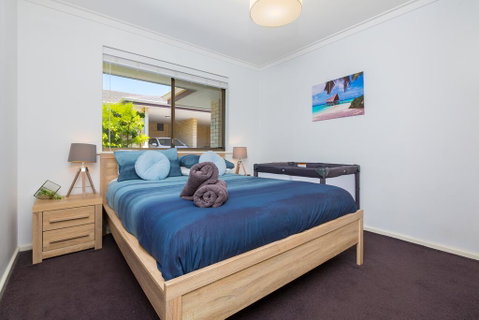 Coastal Convenience! Walk To The Shops & Cafes... - Accommodation Broome 1