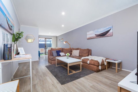 Coastal Convenience! Walk To The Shops & Cafes... - Accommodation Broome 0