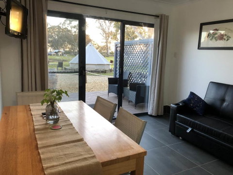 Coonawarra Cabins Unit D - Accommodation Broome 1