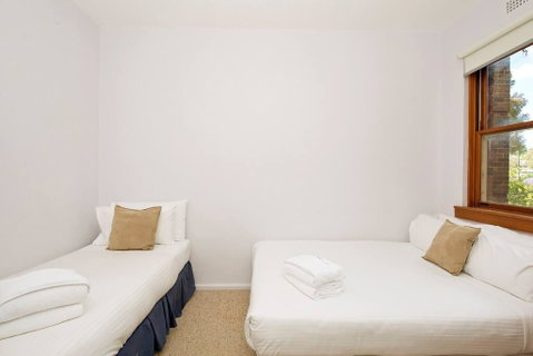 Cosy 2BR Plus Parking In Nth Sydney - Accommodation Broome 3