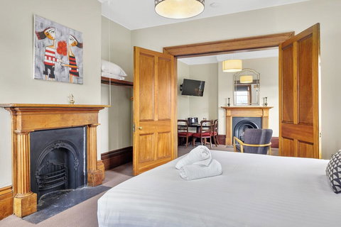 Cromwell Apartment - 3 Red Doors Battery Point - Accommodation Broome 3