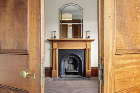 Cromwell Apartment - 3 Red Doors Battery Point - Accommodation Broome 2