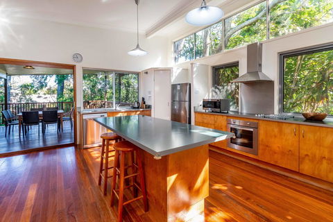 Decked Out For A Fantastic Holiday - Winnett St, Woorim (Upstairs Only) - Accommodation Broome 2