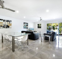 Diamond Beach 3 Bedroom Poolside Apartment - Accommodation Broome