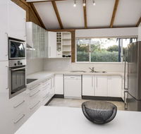 EeBee House - Beautiful Family Home with Stunning Eagle Bay Views