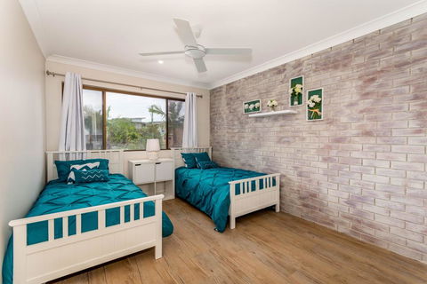 Elegant Waterfront Gem Where The Ocean Meets The Canal! - Accommodation Broome 3