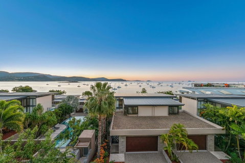 Executive On Whisper Bay - Cannonvale - Accommodation Broome 3