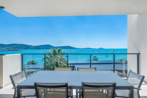 Executive On Whisper Bay - Cannonvale - Accommodation Broome 0