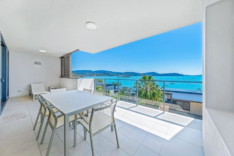 Executive On Whisper Bay - Cannonvale - Accommodation Broome 1