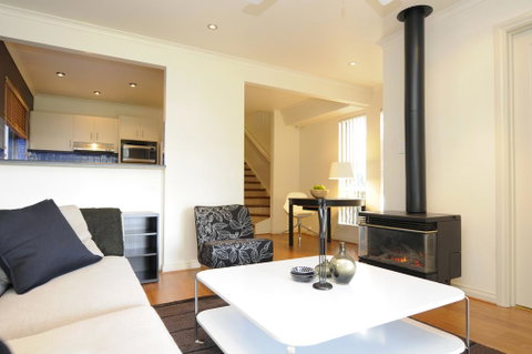 Feathers Serviced Townhouse - Accommodation Broome 1
