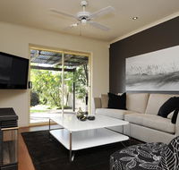 Feathers Serviced Townhouse - Accommodation Broome