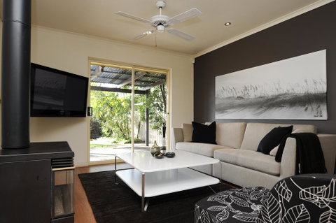 Feathers Serviced Townhouse - Accommodation Broome 0