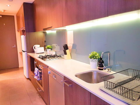 FITZROY FANTASTIC 1BR APT With FREE WINE, NETFLIX, WIFI, Close To TRAMS, COLES - Accommodation Broome 2