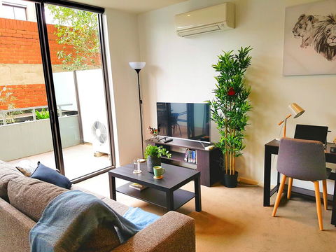 FITZROY FANTASTIC 1BR APT With FREE WINE, NETFLIX, WIFI, Close To TRAMS, COLES - Accommodation Broome 0