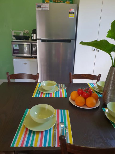 GIRLS ONLY. Large Bedroom With KING Bed, Close To Everything - Accommodation Broome 3