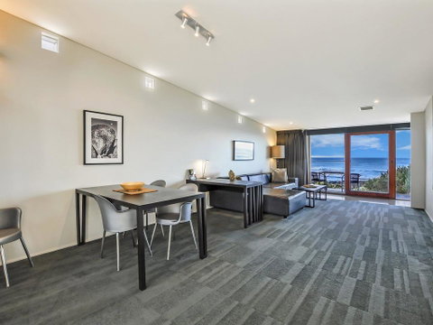 HEARN'S BEACHSIDE VILLA 2 - Accommodation Broome 2