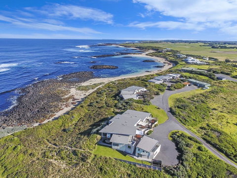 HEARN'S BEACHSIDE VILLA 2 - Accommodation Broome 3